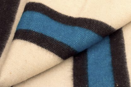 Vlněná deka extra silná bíla s černými a modrými pruhy 160 x 220 cm